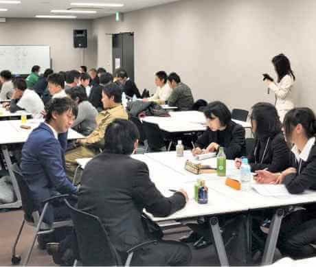 室内の打ち合わせ風景の写真